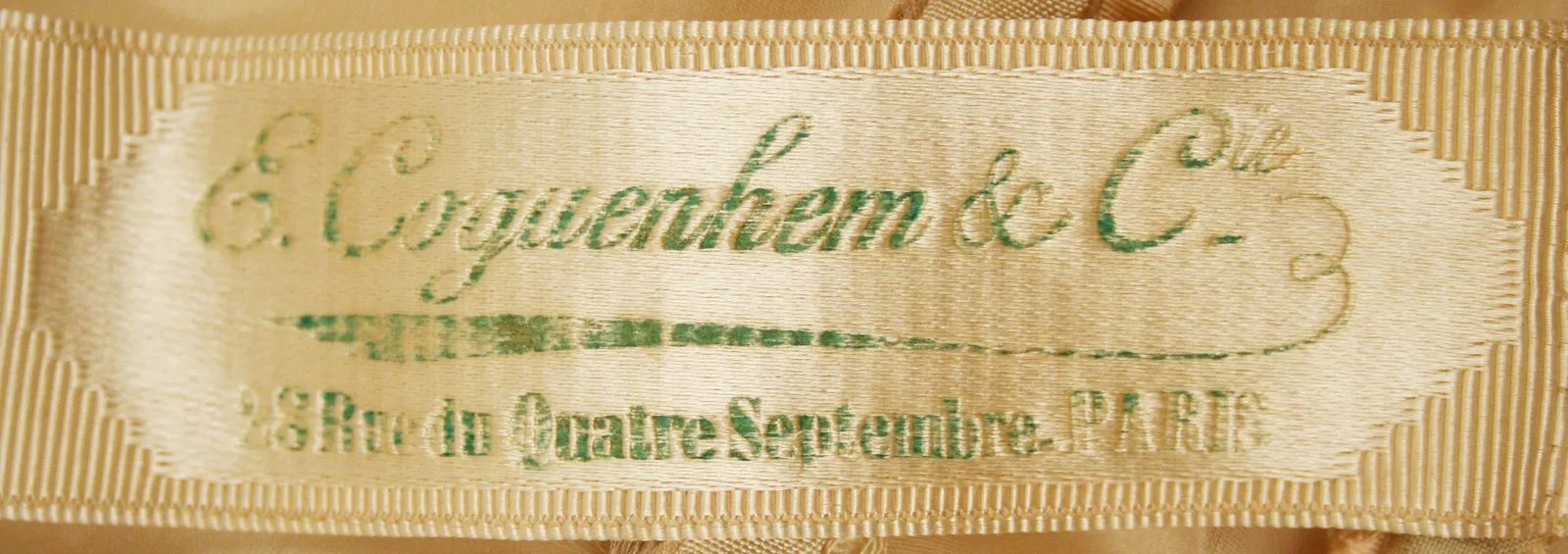 Etiquette avec texte E. Coguenhem & Cie, 28 rue du Quatre September, Paris