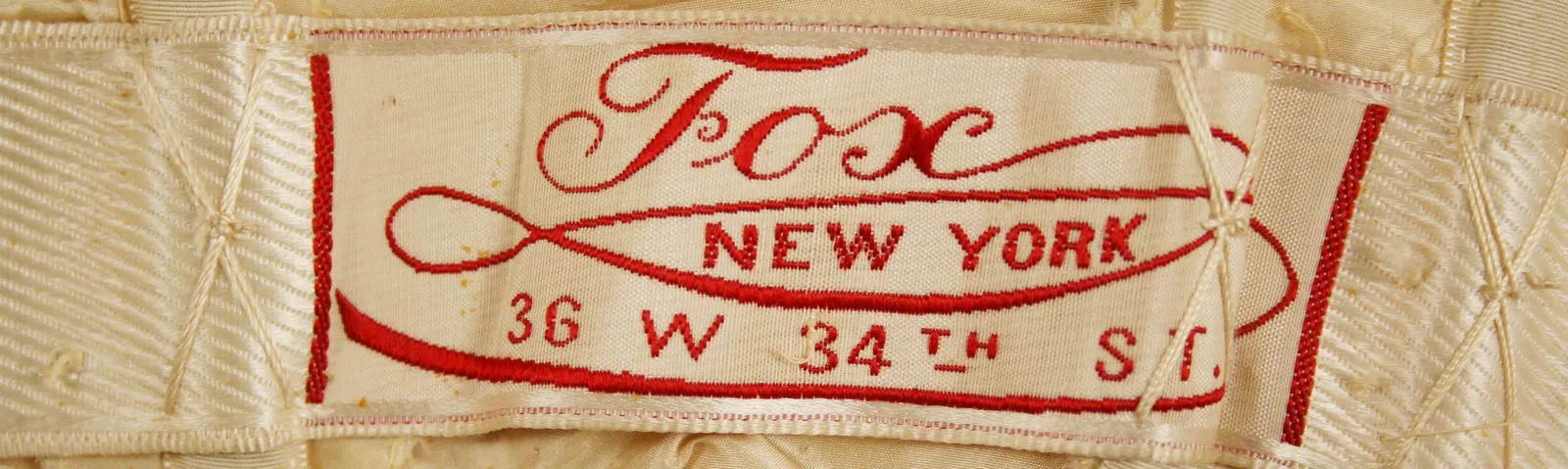 Label met tekst Fox/ New York/ 36 W 34th St.
