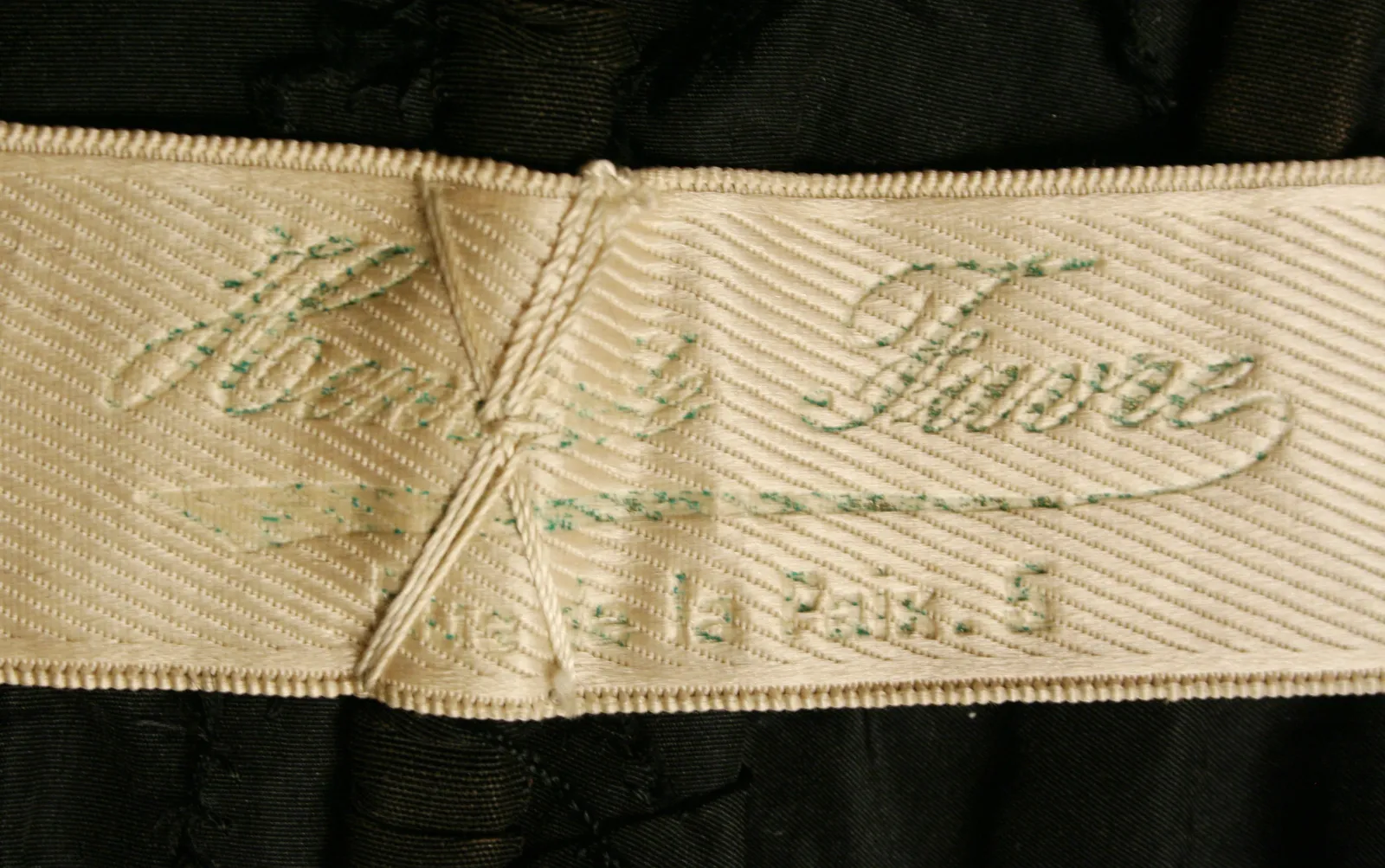 Etiquette avec texte Henriette Favre / Rue de la Paix 6