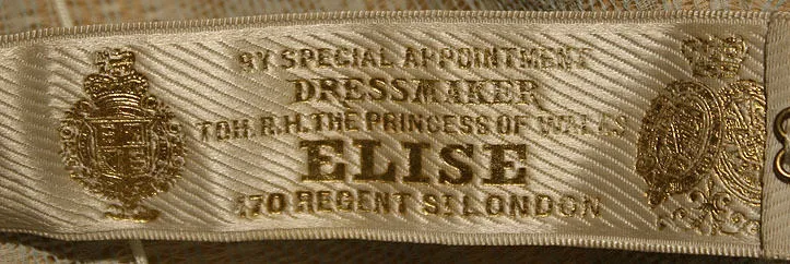 Label met tekst by special appointment, Dressmaker to H.R.H. the Princess of Wales / ELISE/ 170 Regent St. London