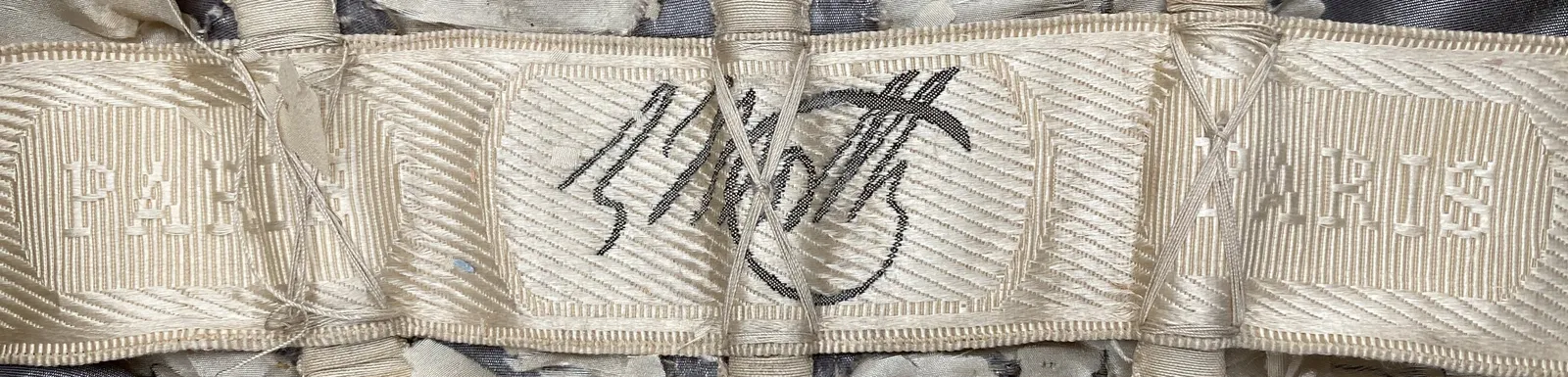 Label met tekst C. Worth, Paris