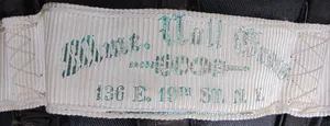 Label met tekst Mme. Noll Gross / 136 E. 19th St.