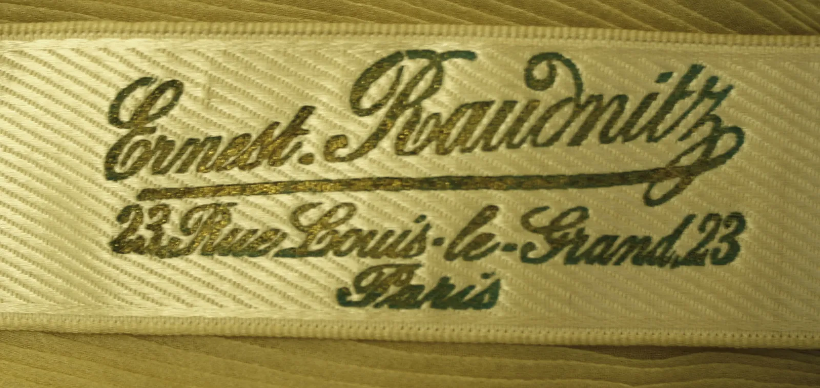 Label with textErnest Raudnitz / 23 Rue Louis-le-Grand, 23 / Paris