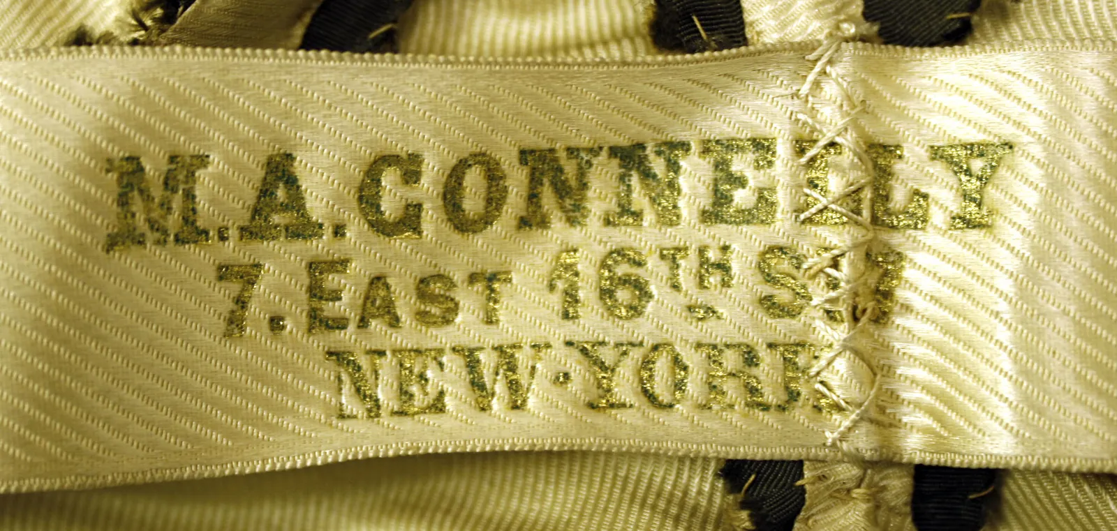 Etiquette avec texte M. A. CONNELLY/ 7. EAST 16TH STR. / NEW-YORK
