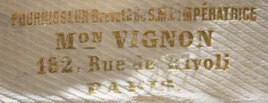 Label met tekst FOURNISSEUR Breveté de S.M.I. IMPÉRATRICE / MON VIGNON / 182, Rue de Rivoli / PARIS