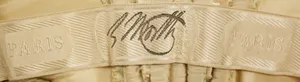 Label met tekst C. Worth, Paris