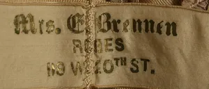 Label met tekst Mrs. E. Brennen / ROBES / 119 W. 20TH ST.