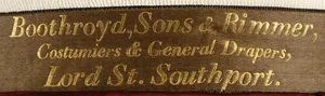 Label met tekst Boothroyd, Sons & Rimmer, Costumiers and General Drapers, Lord St. Southport