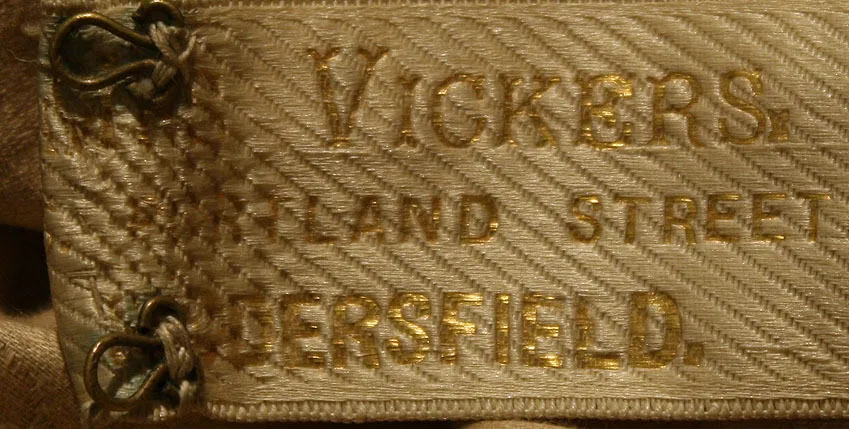 Label met tekst Vickers / …rt Street / ddersfield
