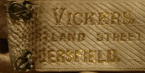 Label met tekst Vickers / …rt Street / ddersfield