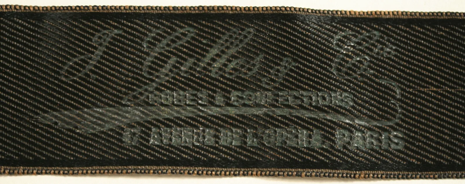 Label met tekst I Gilles et Cie / Robes et Confections / 47 Avenue de L'Opera, Paris