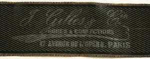 Label met tekst I Gilles et Cie / Robes et Confections / 47 Avenue de L'Opera, Paris