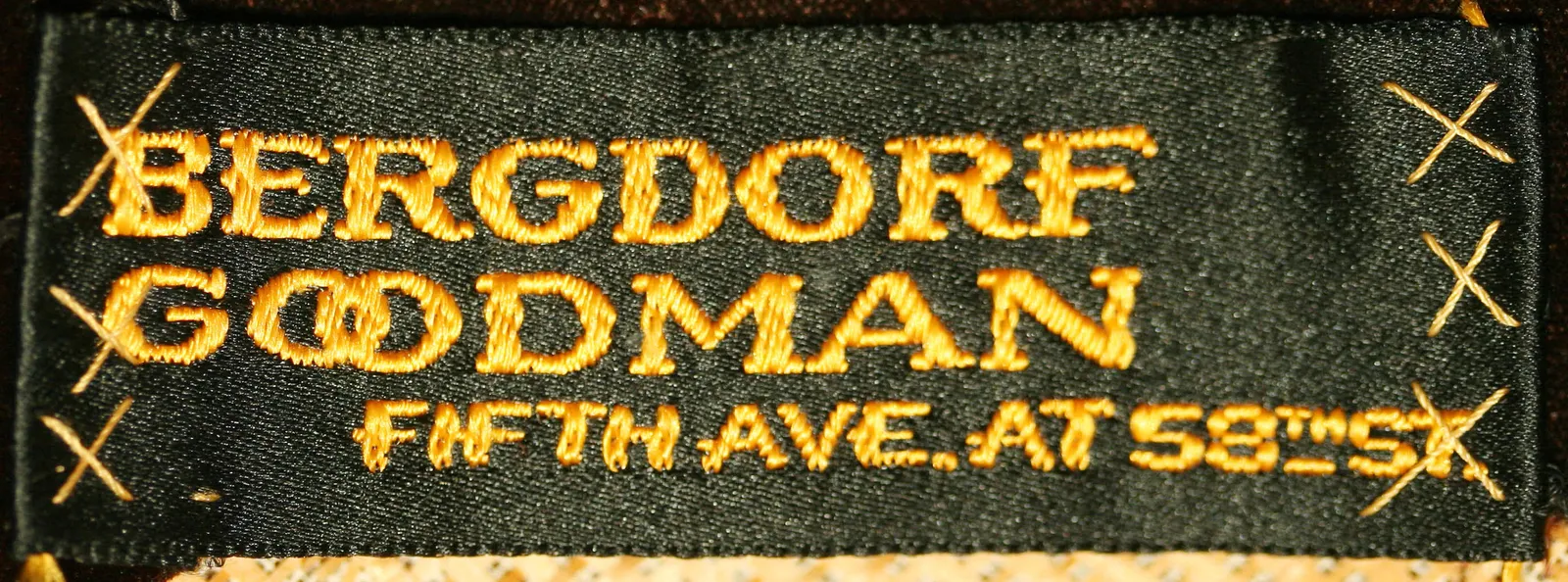 Label met tekst Bergdorf Goodman Fifth Avenue at 58th St.