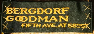 Label met tekst Bergdorf Goodman Fifth Avenue at 58th St.