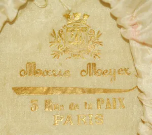 Label met tekst Marie Meyer / 3 Rue de la Paix / Paris