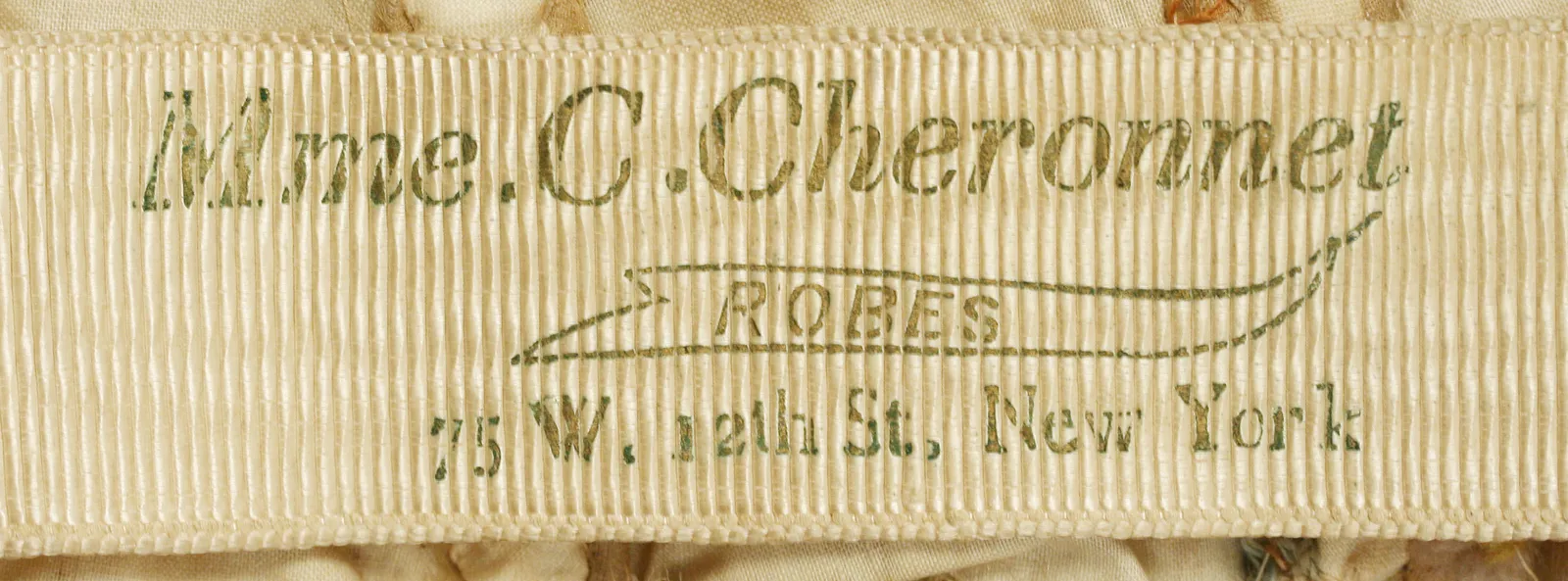 Etiquette avec texte Mme. C. Cheronnet / Robes/  75 West 12th Street, New York