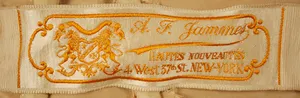 Label met tekst A. F. Jammes / HAUTES NOUVEAUTÉS/ 4. West 37th St. NEW-YORK