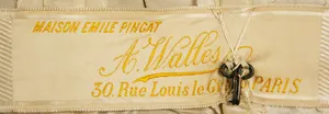 Label met tekst MAISON EMILE PINGAT / A.Walles / 30 Rue Louis Le Grand, PARIS