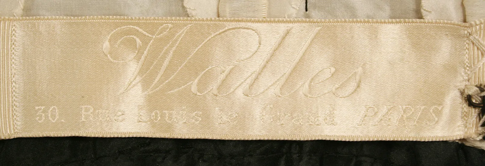 Label met tekst Walles / 30 Rue Louis Le Grand, PARIS