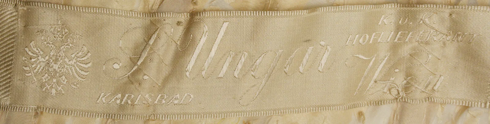 Label met tekst S. Ungar, Karlsbad -Wien /  K.U.K Hoflieferent