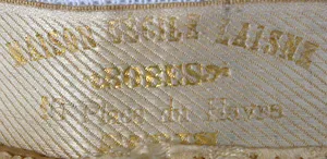 Label met tekst Maison Cecile Laisne / Robes / 16 Place du Havre / Paris