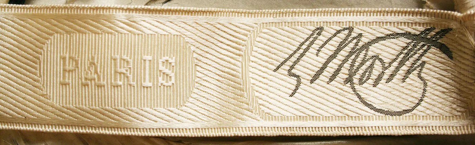 Label met tekst C. Worth, Paris