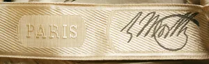 Label met tekst C. Worth, Paris