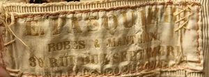 Label met tekst E. Pasquier / Robes et Manteaux / 30 Rue de 4 septembre / et 78 des Capucines
