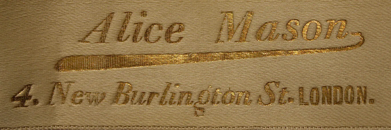Etiquette avec texte Alice Mason / 4 New Burlington Street / London
