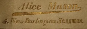 Label met tekst Alice Mason / 4 New Burlington Street / London