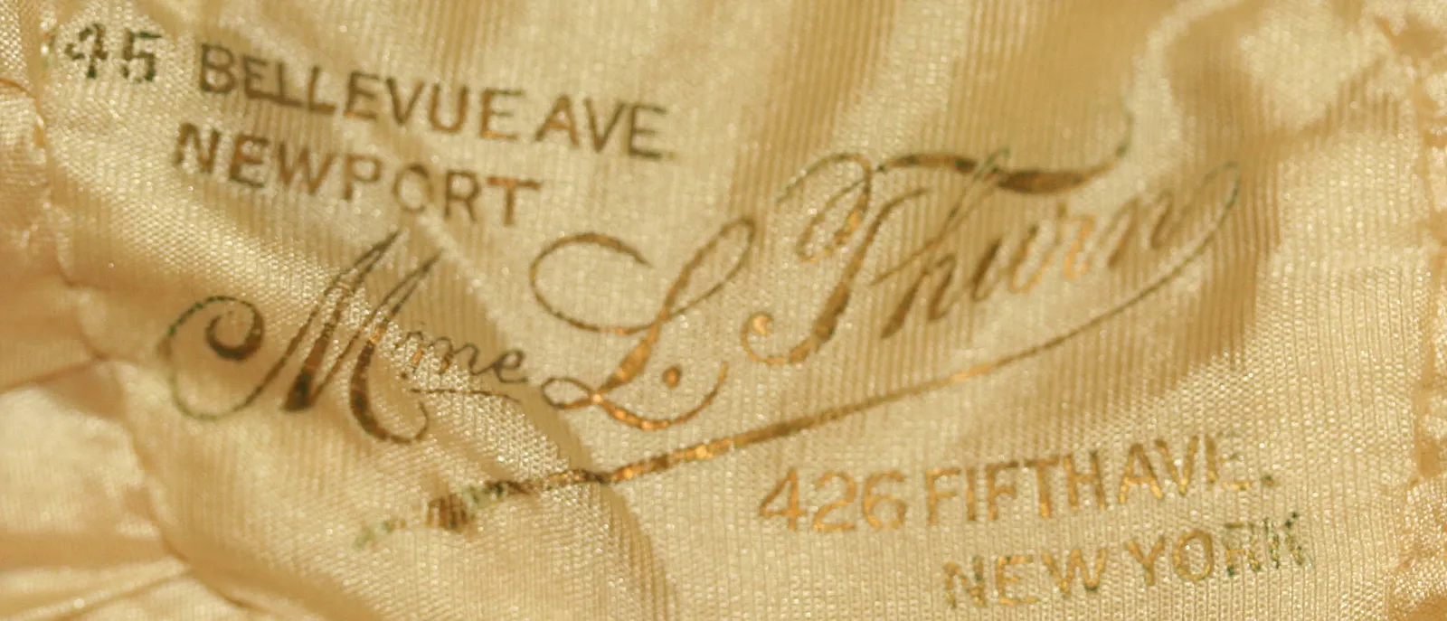 Etiquette avec texte Mme L. Thurn / 45 Bellevue Ave. / Newport/426 Fifth Ave. / New York