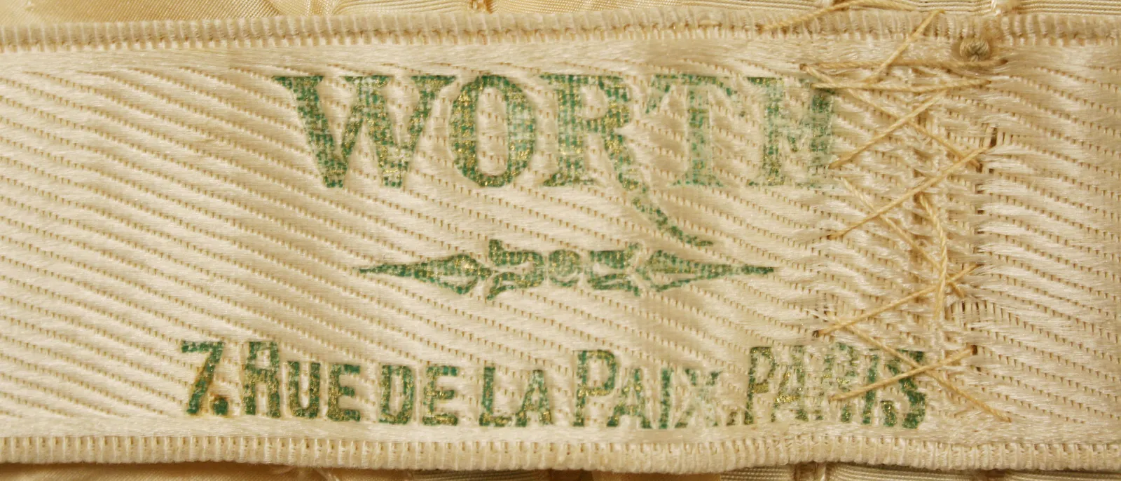 Label with textWORTH / 7. RUE DE LA PAIX. PARIS
