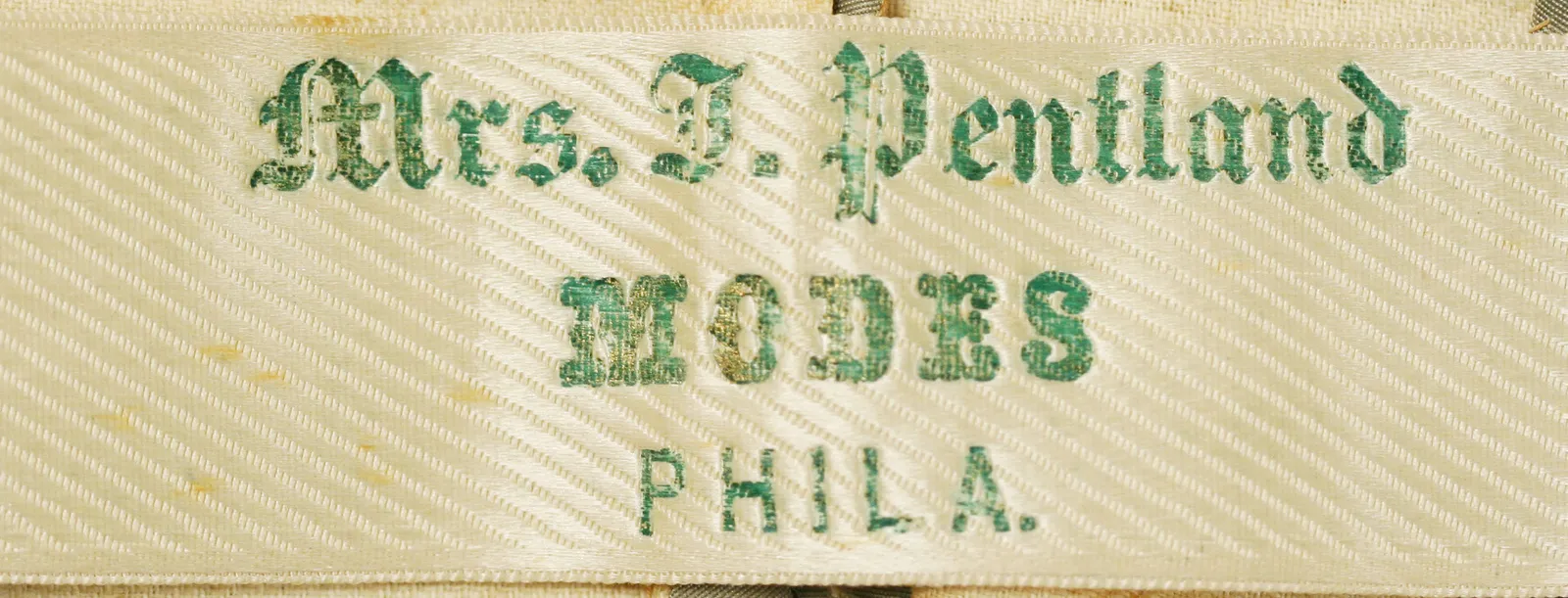 Etiquette avec texte Mrs. J. Pentland / Modes / Phila.