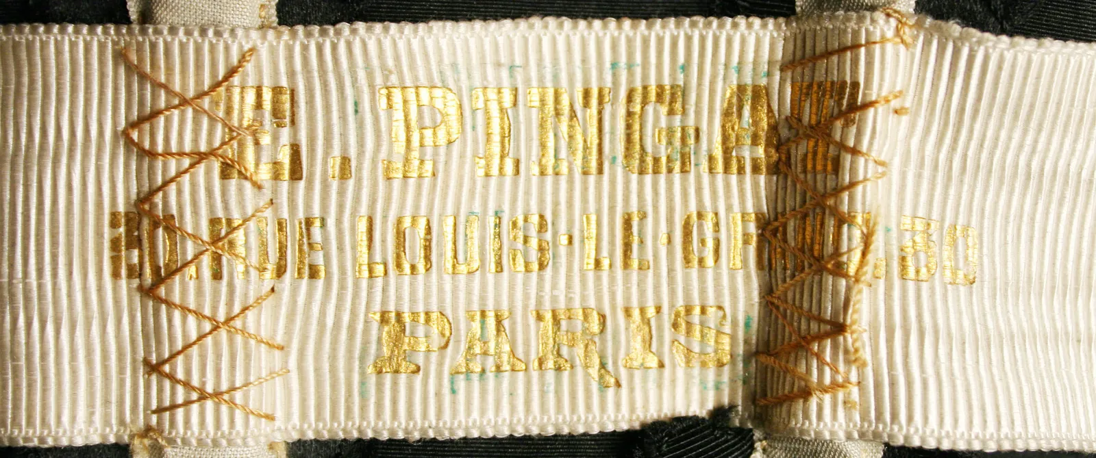 Etiquette avec texte E. Pingat / 30 Rue Louis Le Grand 30 / Paris