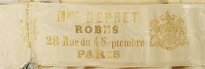 Label met tekst MME DEPRET / ROBES / 28 RUE DU 4 SEPTEMBRE / PARIS
