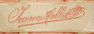 Label met tekst Jeanne Hallée / 3 Rue Ville L'Eveque Paris