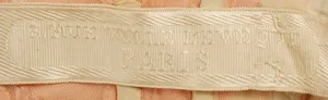 Label met tekst Jeanne Hallée / 3 Rue Ville L'Eveque Paris