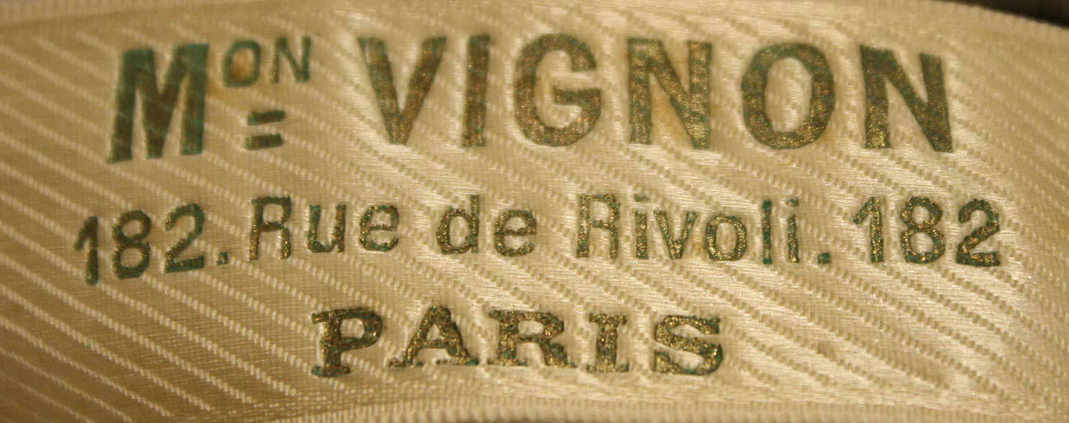 Label met tekst Mon Vignon / 182 Rue de Rivoli 182 / Paris