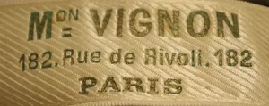 Label met tekst Mon Vignon / 182 Rue de Rivoli 182 / Paris