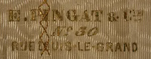 Label met tekst E. PINGAT & CIE / No 30 / RUE LOUIS LE GRAND