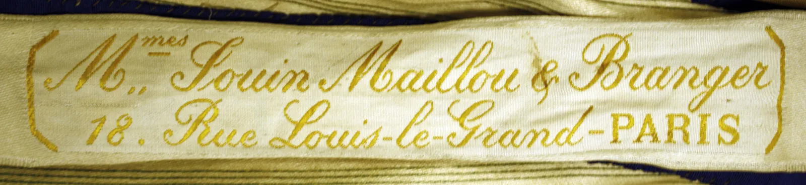Label met tekst Mmes Jouin Maillou & Branger / 18 Rue Louis-le-Grand-Paris