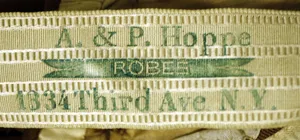 Label met tekst A. & P. Hoppe/ ROBES/ 1334 Third Ave. N. Y.