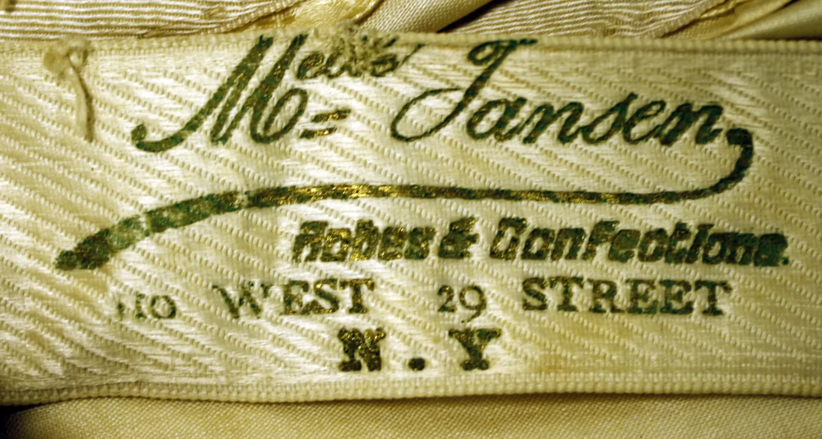 Etiquette avec texte Mlle Jansen / Robes and Confections / 110 West 29th Street / N. Y