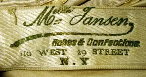 Label met tekst Mlle Jansen / Robes and Confections / 110 West 29th Street / N. Y