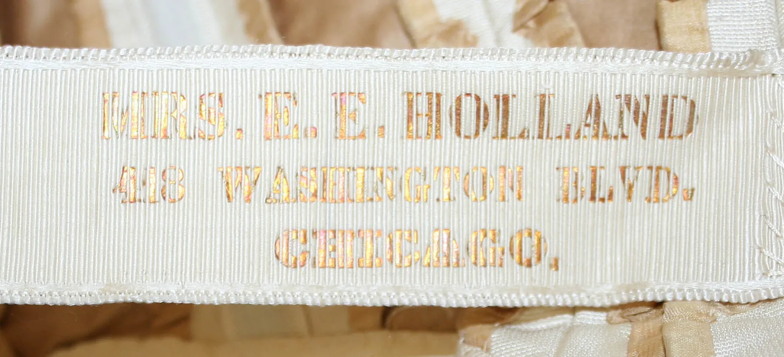 Etiquette avec texte Mrs. E. E. Holland / 418 Washington Blvd. / Chicago