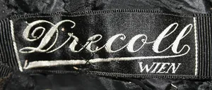 Label met tekst Drecoll / Wien
