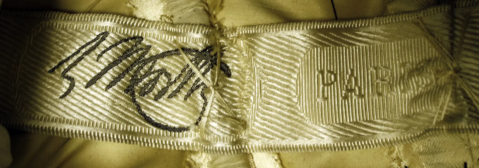 Label with textC. Worth, Paris