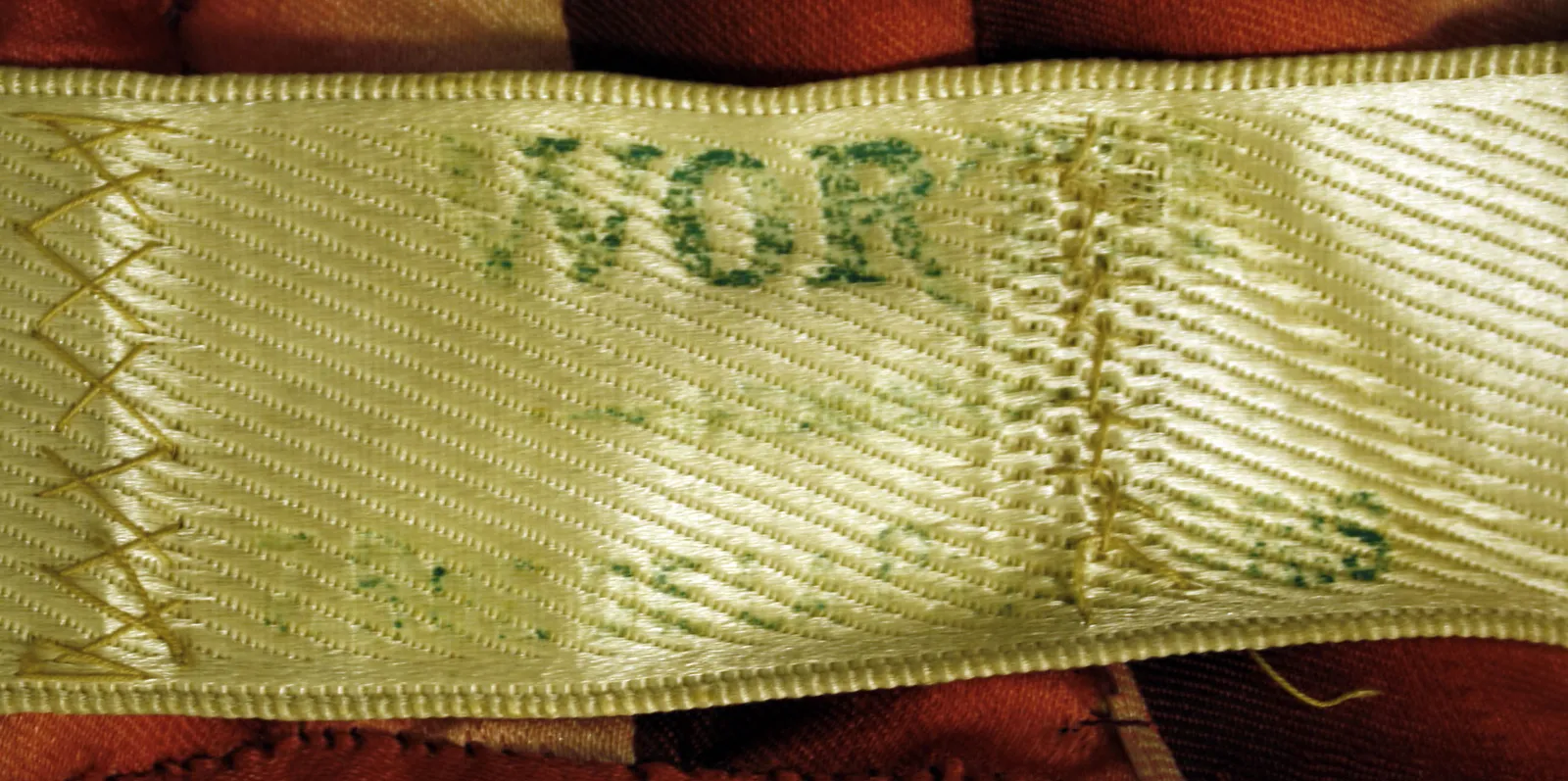Label met tekst C. Worth, Paris