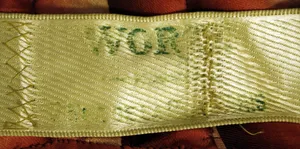 Label met tekst C. Worth, Paris