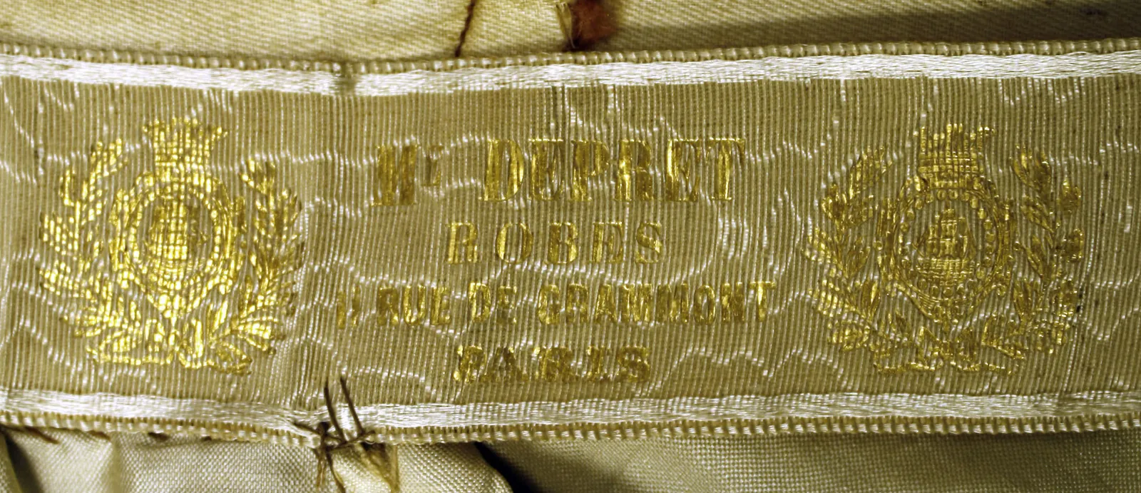 Label with textME DEPRET / ROBES / 11 RUE DE GRAMMONT / PARIS